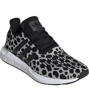 adidas swift run sneaker - like new